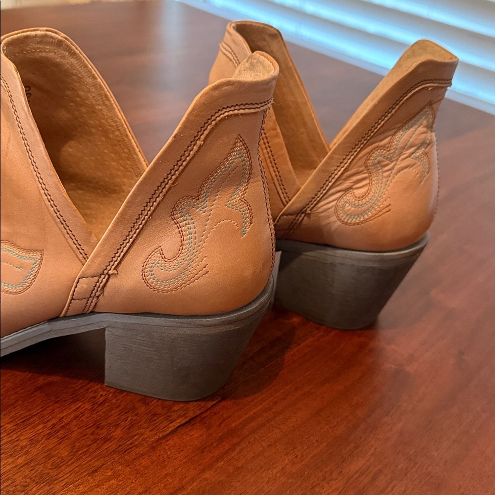 Circle G Embroidered Tan Ankle Booties - Picture 3 of 5